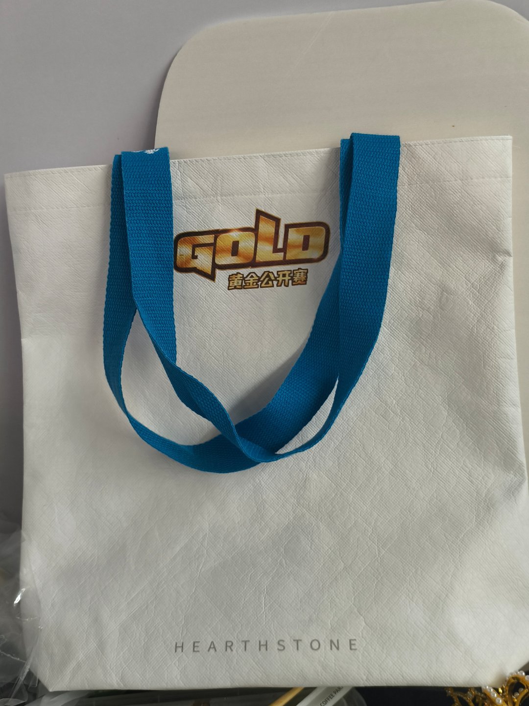 炉石传说 兄弟们！送福利啦！广州黄金赛的周边：共有一个时尚袋子，一打红包，一个金