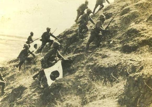 1943年，日寇剥掉一个24岁女团长的衣服，不料却看到她身上，露出7道触目惊心的