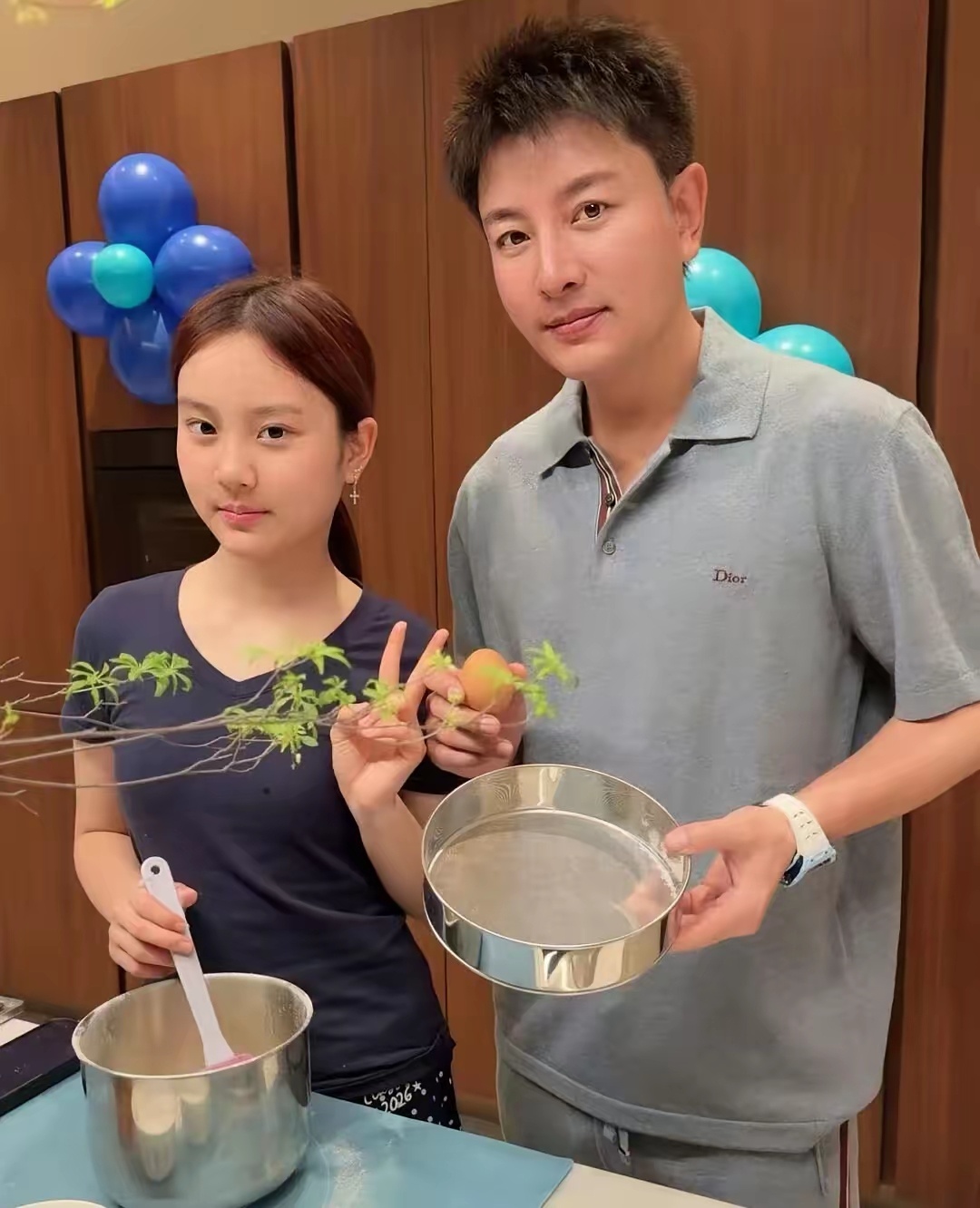 看了甜馨读的学校，就明白贾乃亮为啥要拼命带货了，甜馨是纯正的中國國籍，不能选择星