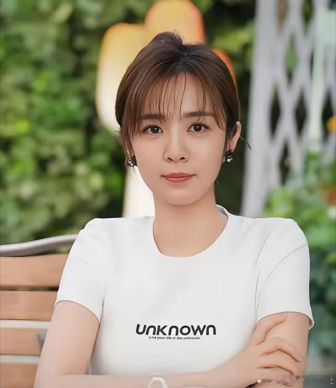 感觉王晓晨准备眼看着就要一手好牌打烂了，而且她本来就不是那种大红大紫的一线女明星