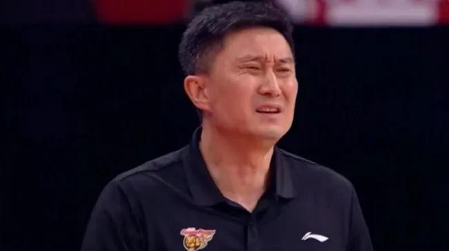 该退役了！大哥易建联真的老了！这个空中扣篮吃瘪的细节体现得淋漓尽致，廉颇老矣。
