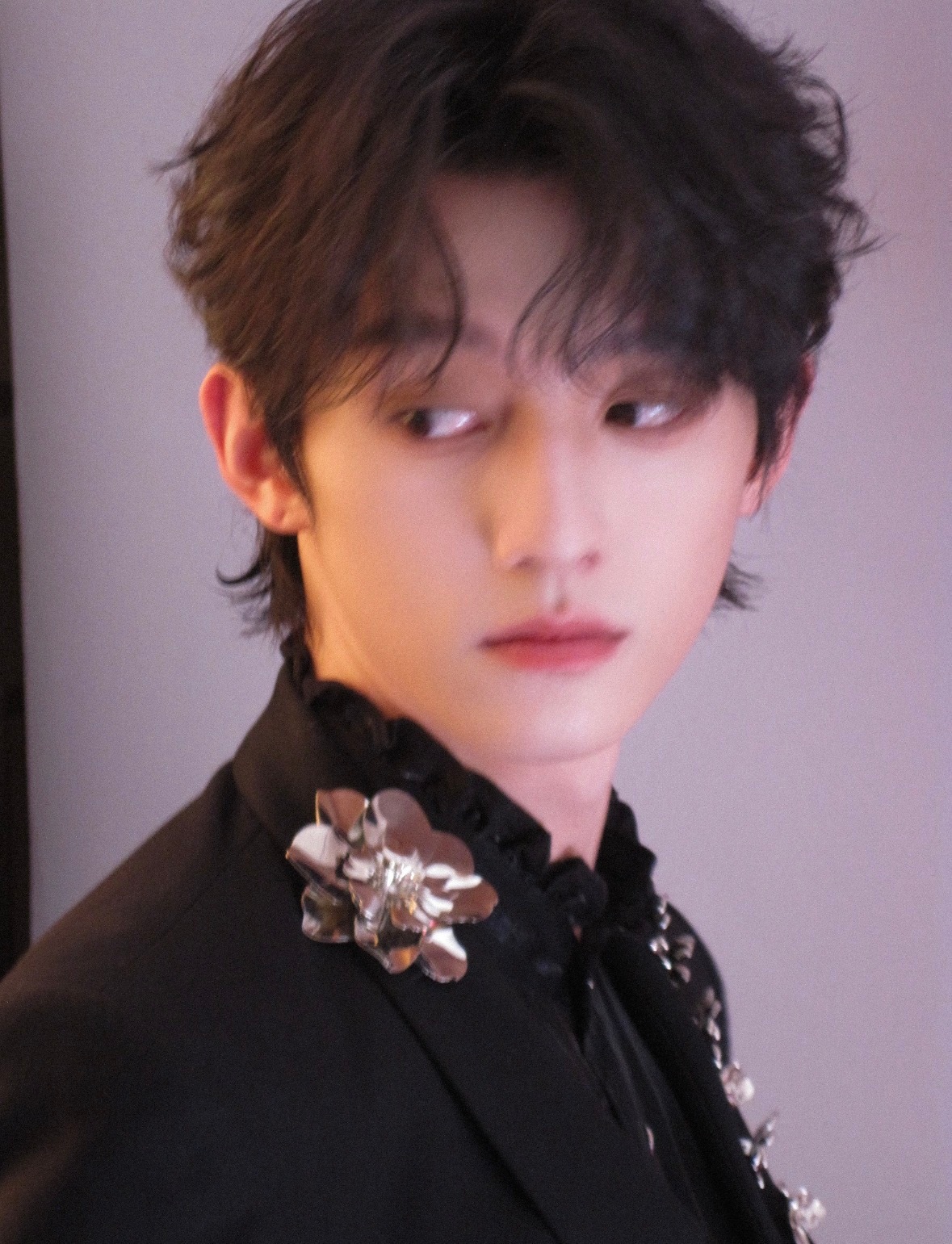 竟然还有人敢找赖伟明拍现偶……这下镜脸真无敌了，跟营业图完全两毛两样 