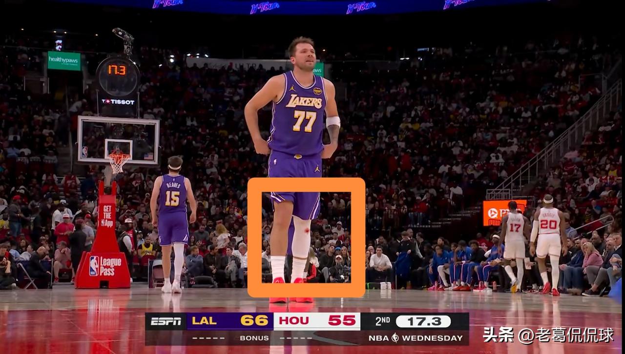 湖人当家球星东契奇真是太拼了！在今天湖人客场挑战火箭的比赛中当时比赛进行到了第二