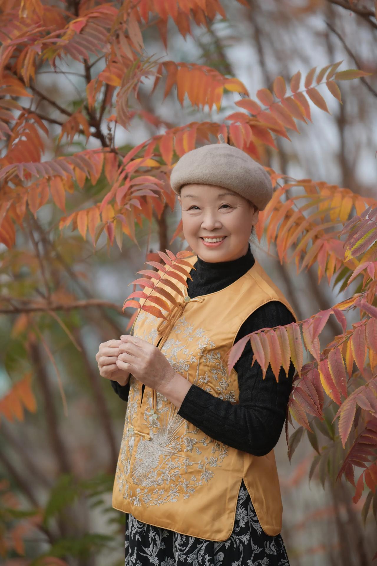 #分享一张你最近随手拍的照片吧# 初冬时节，红红火火的枫叶，美的风景、#一张照片