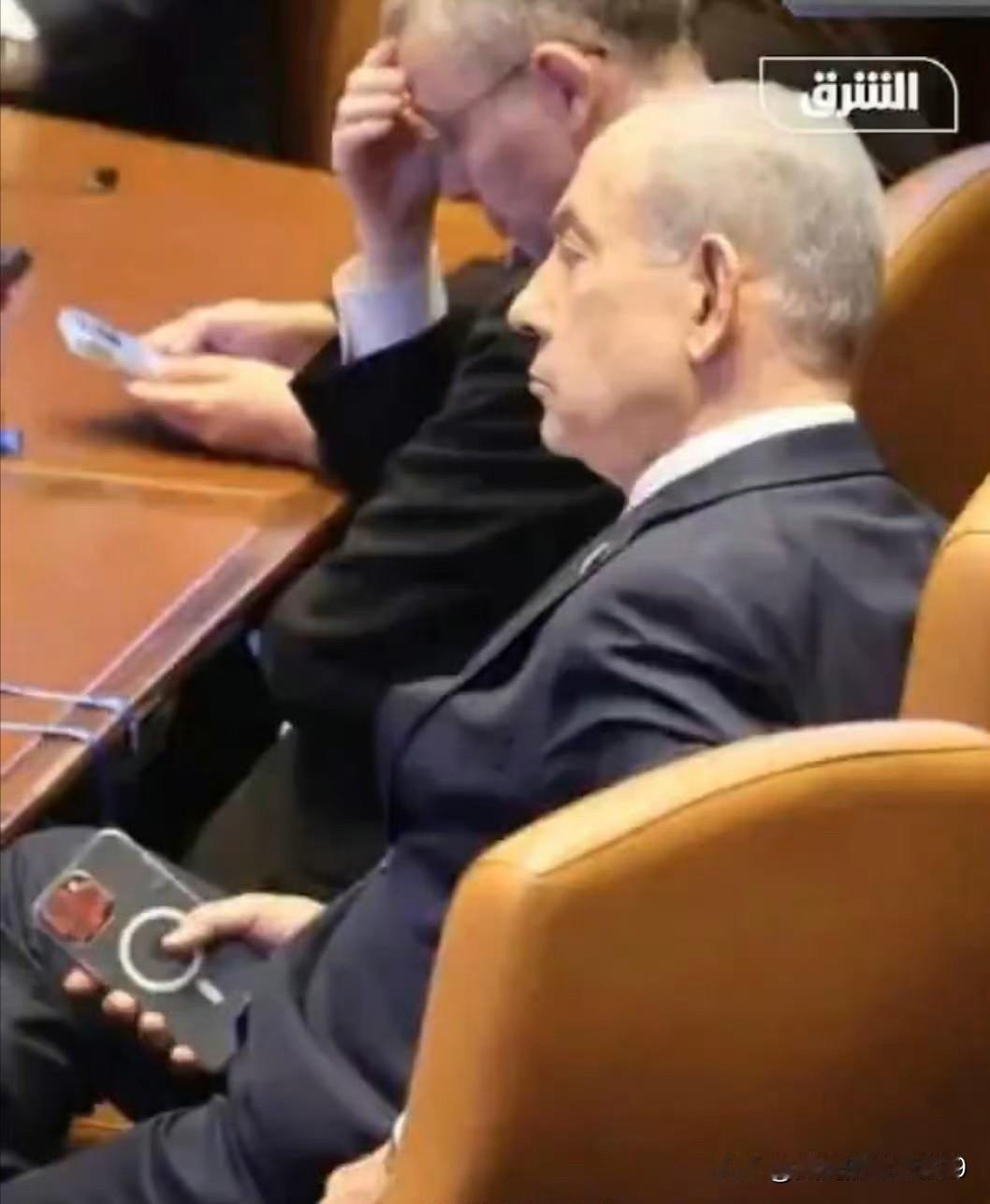 太小心了吧，以色列总理内塔尼亚胡的手机再次被拍摄到摄像头被胶贴遮挡起来。