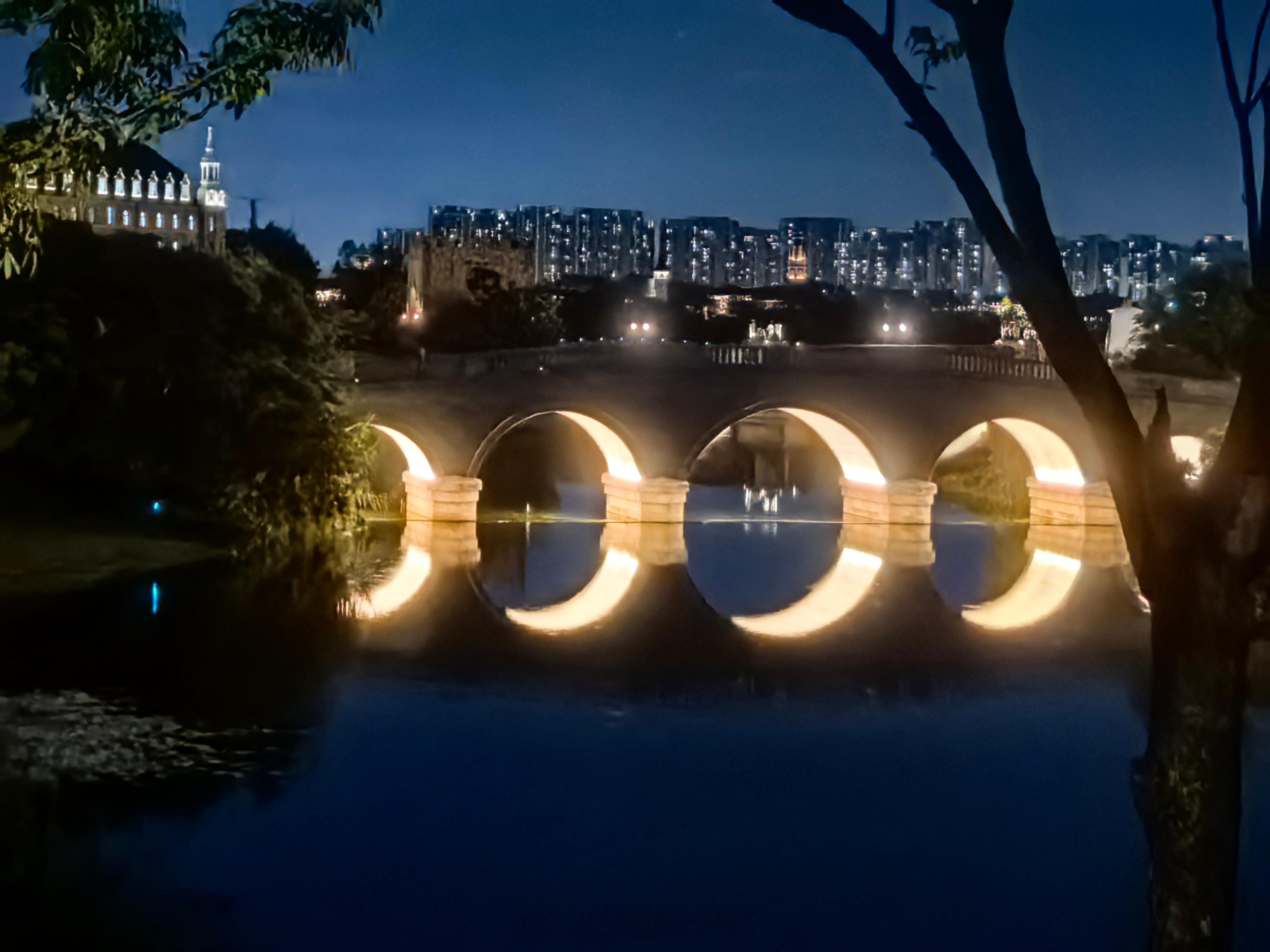 哇，晚上的松山湖真的挺适合拍照的，夜景很不错，下一次见面也许是花粉年会，也或许的