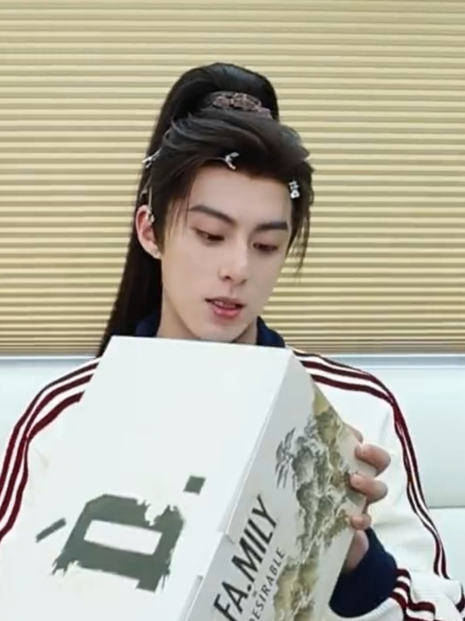 王鹤棣王鹤棣 拆个盲盒，美出天际了！ 