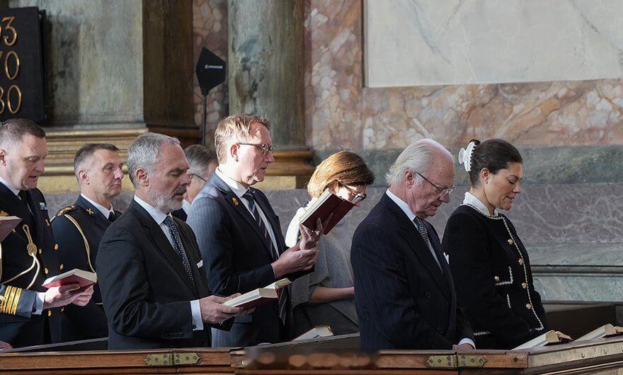 2.2 瑞典国王十六世和王储维多利亚公主与宫廷牧师一起参加教堂礼拜，维多利亚这鲨