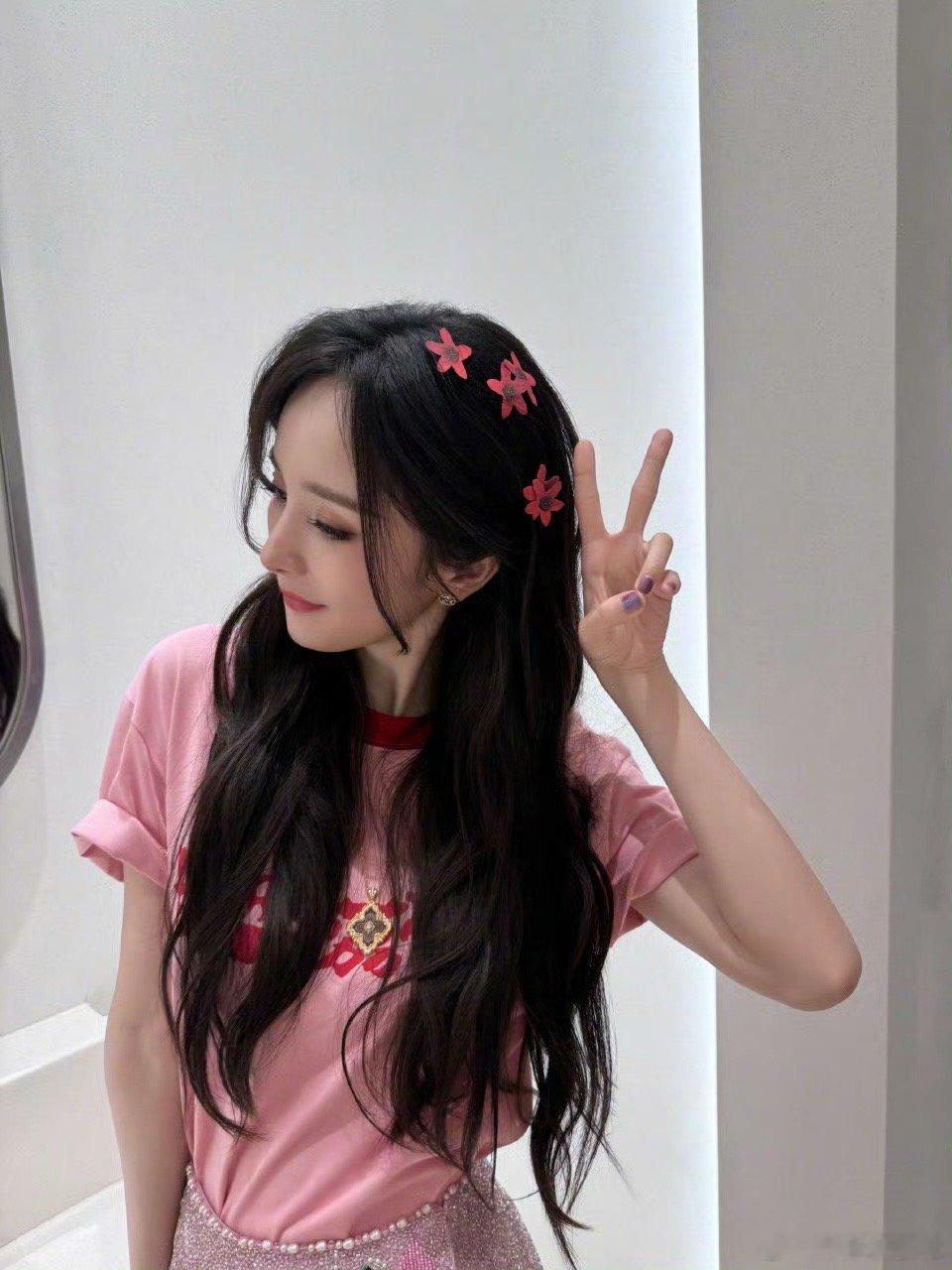 果然还是可可爱爱的杨幂，这身打扮幂气十足，好好看😻 ​​​