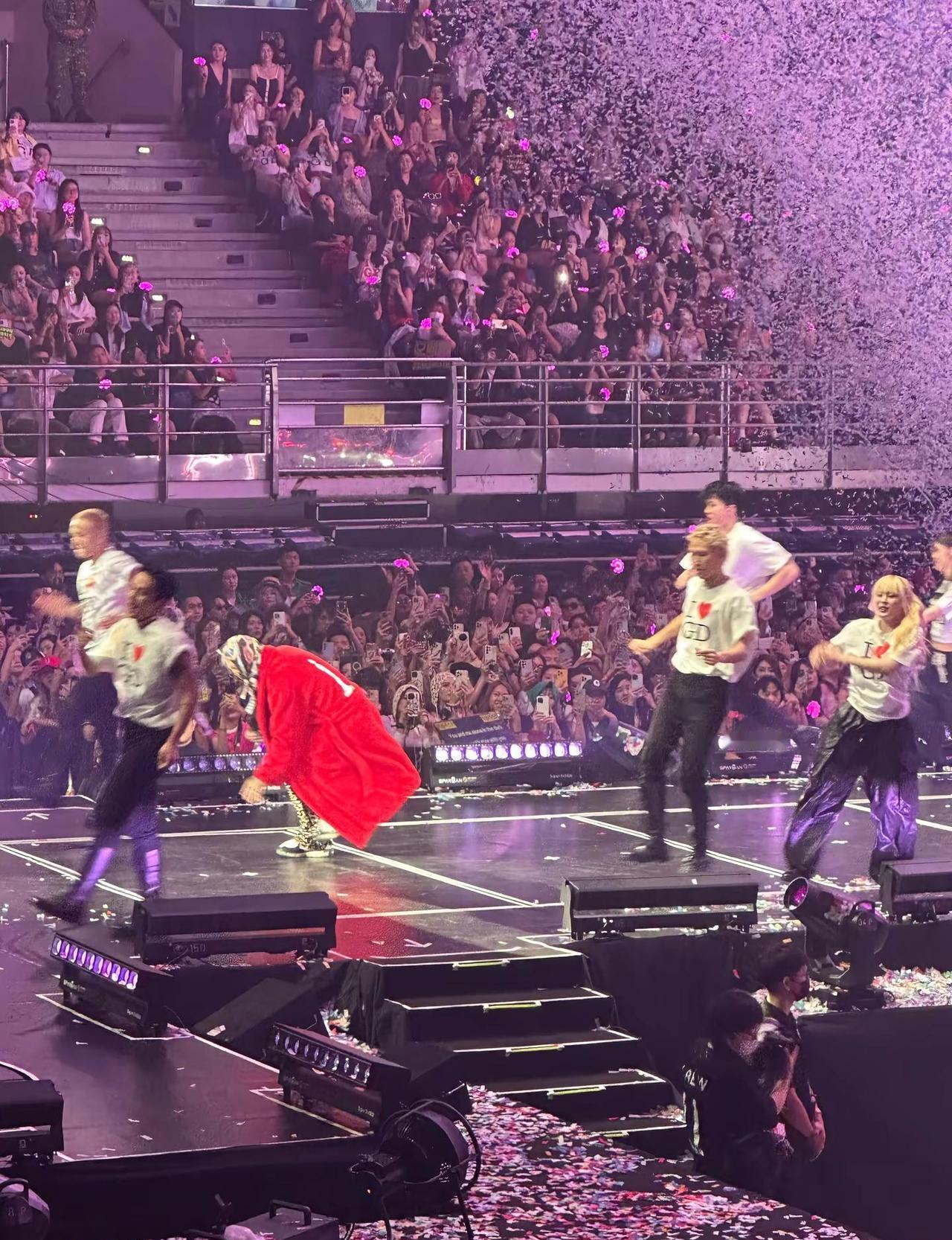 翻老相册，忽然发现一张大合照。
人群里有他，也有我。
不是单独照，但那一刻像中了