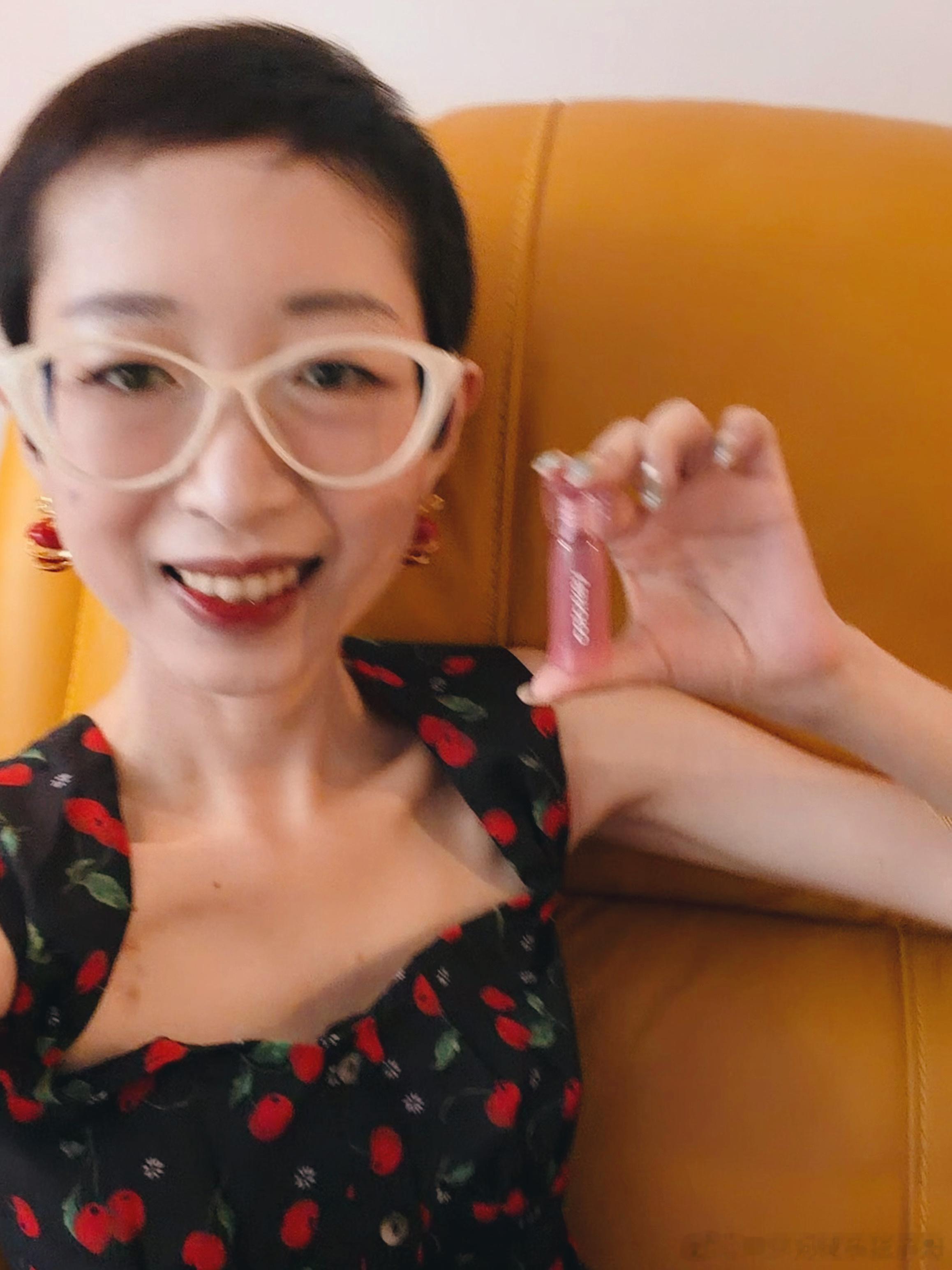 猜猜我的新口红和新裙子多少钱？下午好朋友一来我就开始炫耀，让她猜裙子、口红和拖鞋