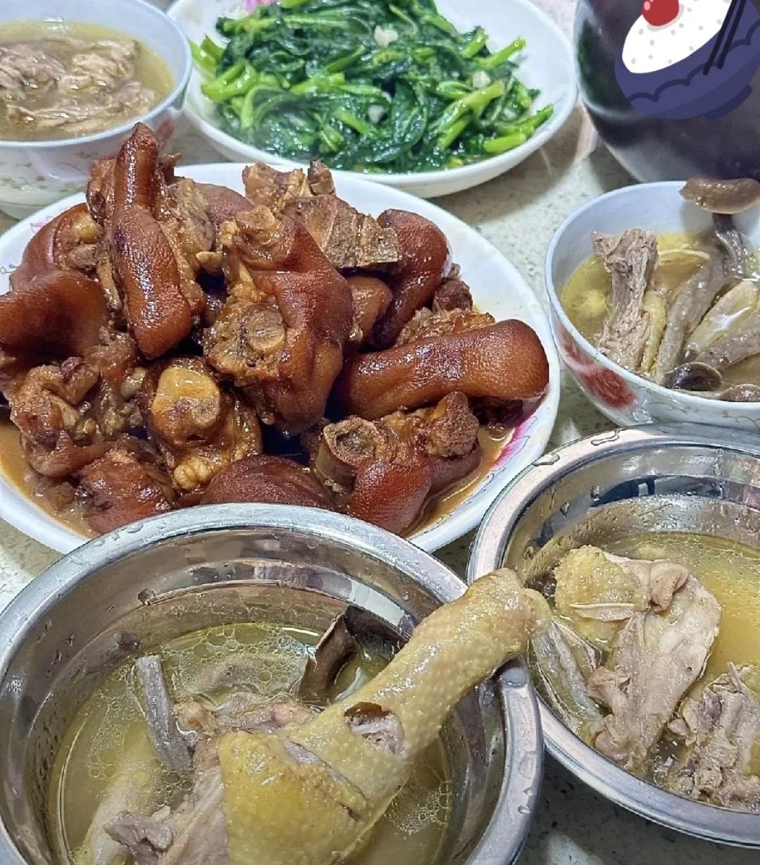 刚收到工资到账提醒，4800块的数字在屏幕上亮得刺眼。同事们围过来起哄，说发薪日