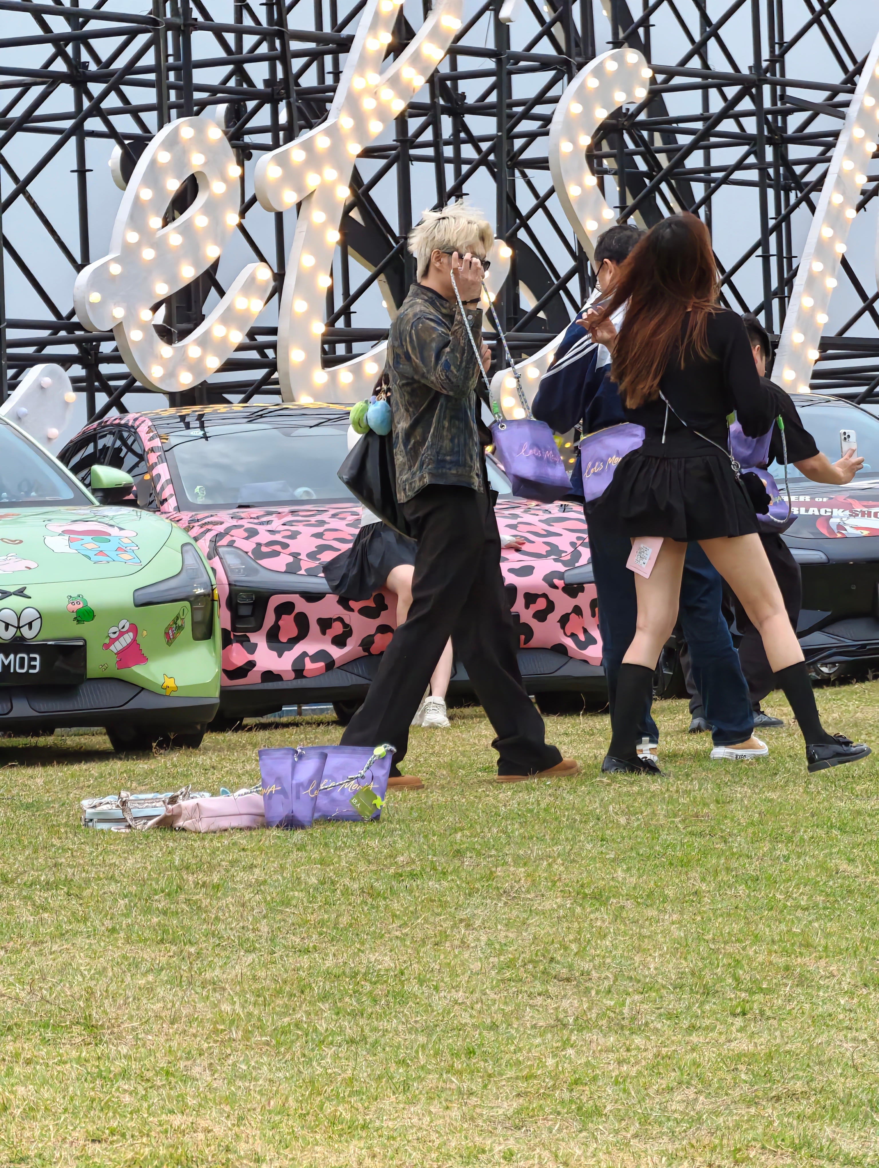 在吗？来看看车，又长又白。小鹏 MONA M03 真不错啊，我最喜欢牛油果色，你