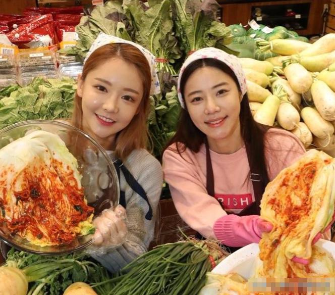 韩国大白菜从“白菜价”变成了“金价”！一颗普通大白菜在菜市场能卖到22元人民币，