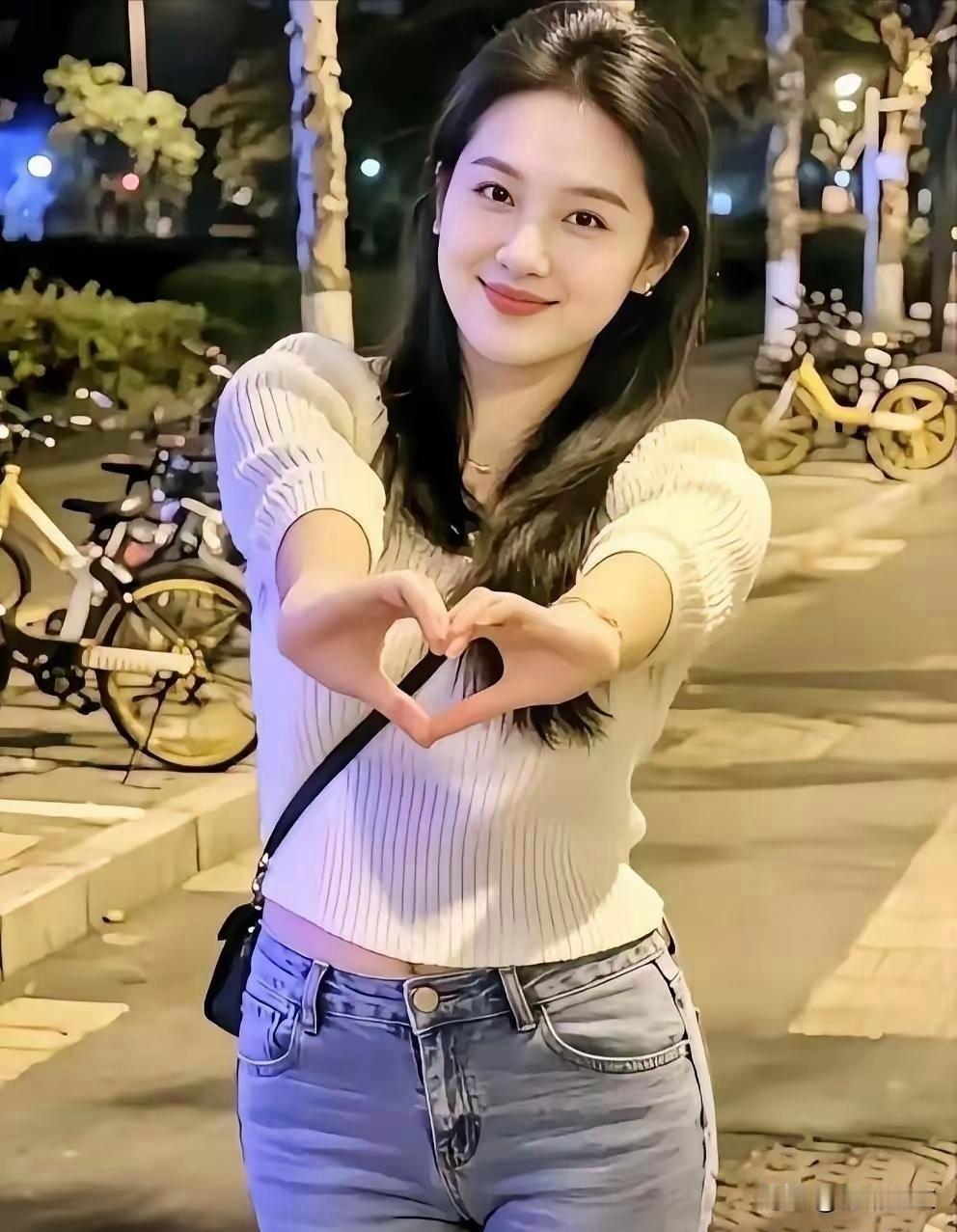 这就是旺夫女人的模样
脸庞圆圆的，头发顺顺的。
笑容甜甜的，性格是温柔的。

这
