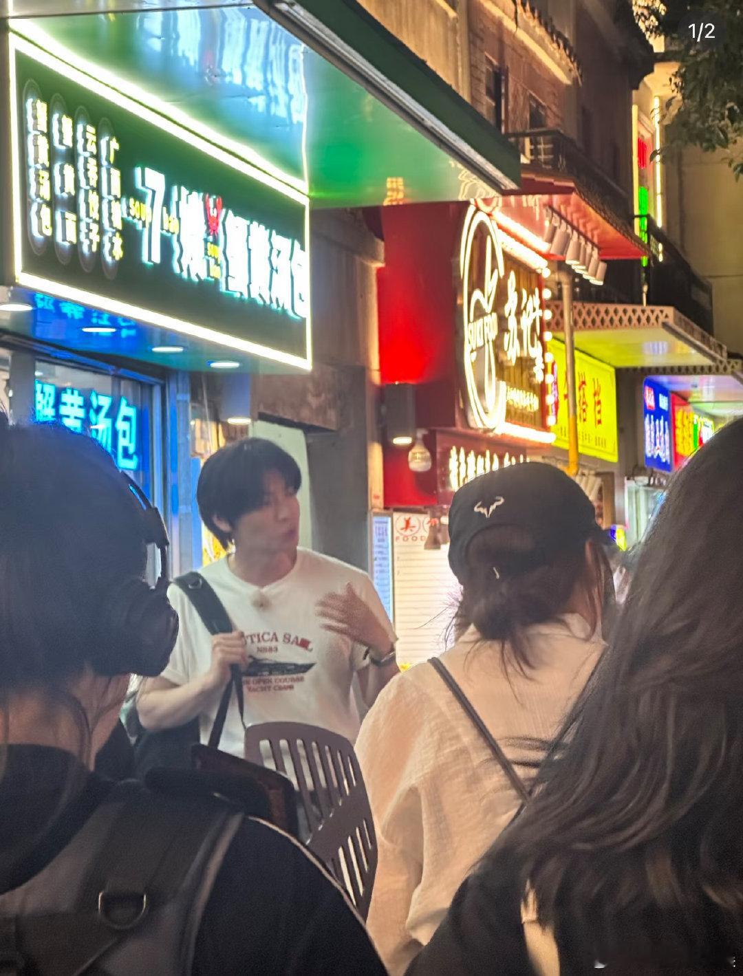 广州偶遇安宰贤 广州偶遇安宰贤，竟然选在最热又下雨的时候来哈哈哈 网友广州偶遇安