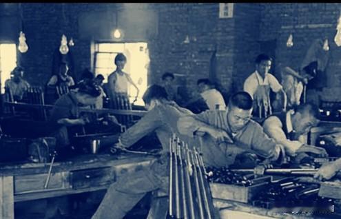 1924年，刘贵福在机缘巧合之下，进入修械所，拜师学艺，从最底层的三等学徒做起。
