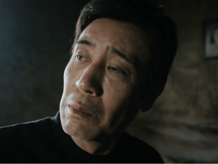 于和伟一只眼眼神戏 于和伟演哭戏，从来不是哗哗流眼泪。他是把眼泪憋回去、憋不住、
