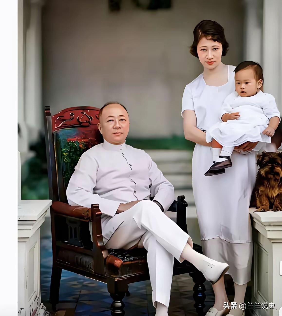 1923年，在新加坡，顾维钧第三任妻子黄蕙兰抱着儿子顾裕昌与她父亲黄仲涵的珍贵留