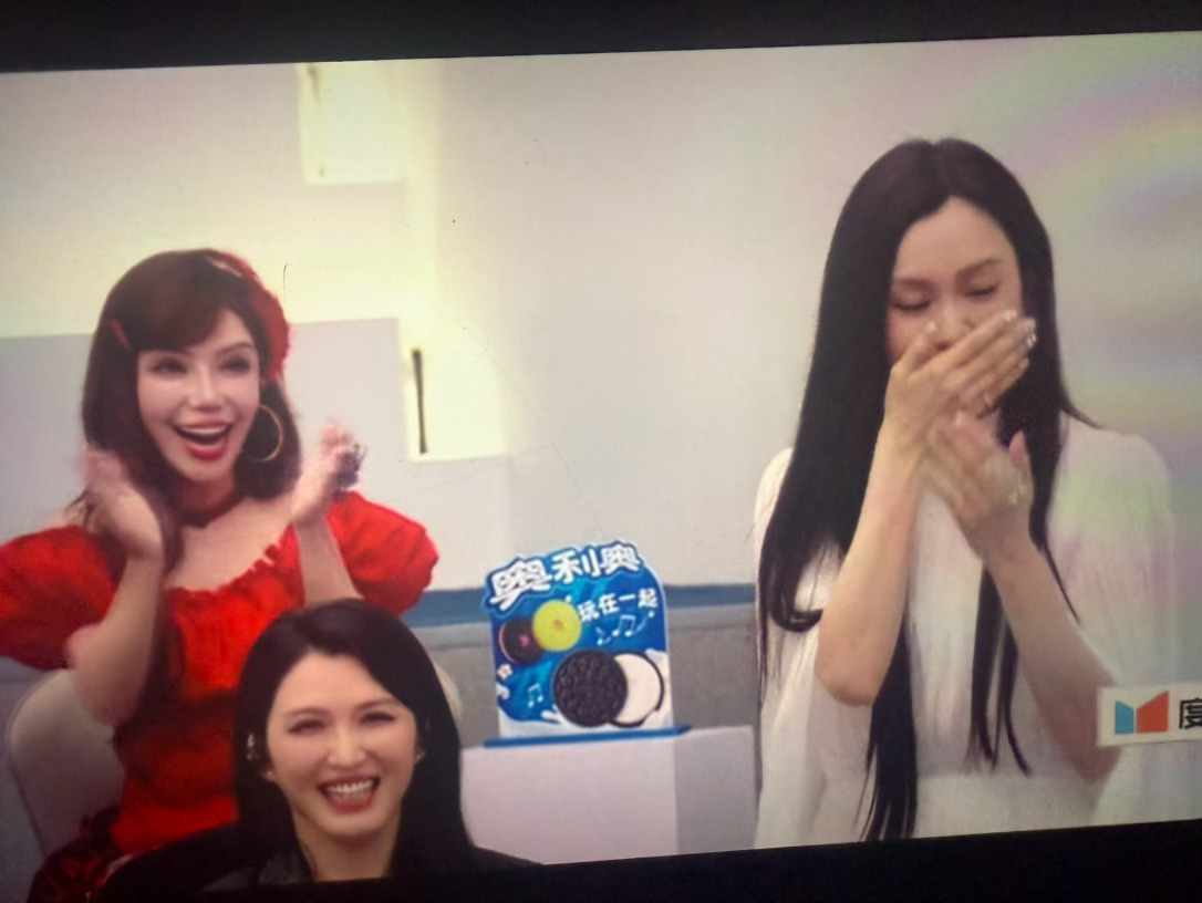 乌兰图雅第一个出场乌兰图雅选择范玮琪乘风初舞台直播omg呜呜呜呜呜加油范范 