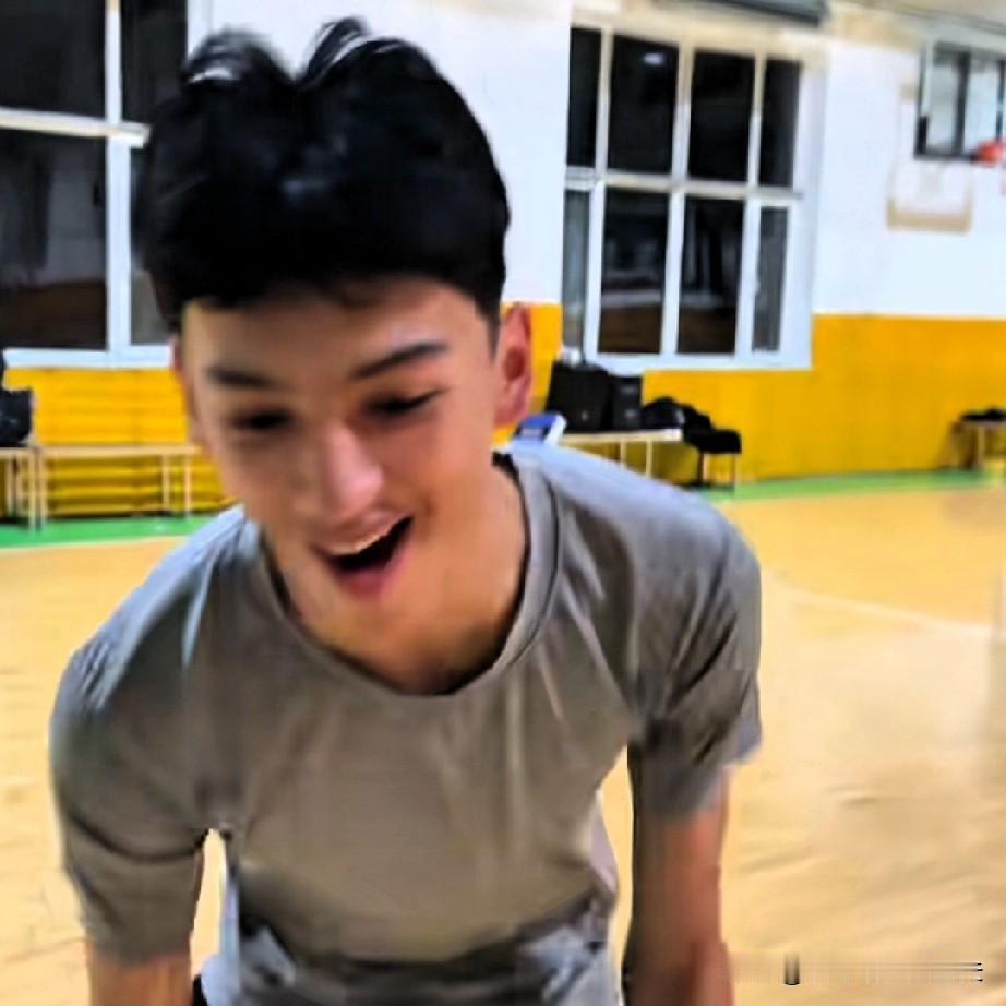 辽宁男篮队史首次签约混血球员！他叫艾瑞克，身高1.90米，前锋的好苗子，据球员自