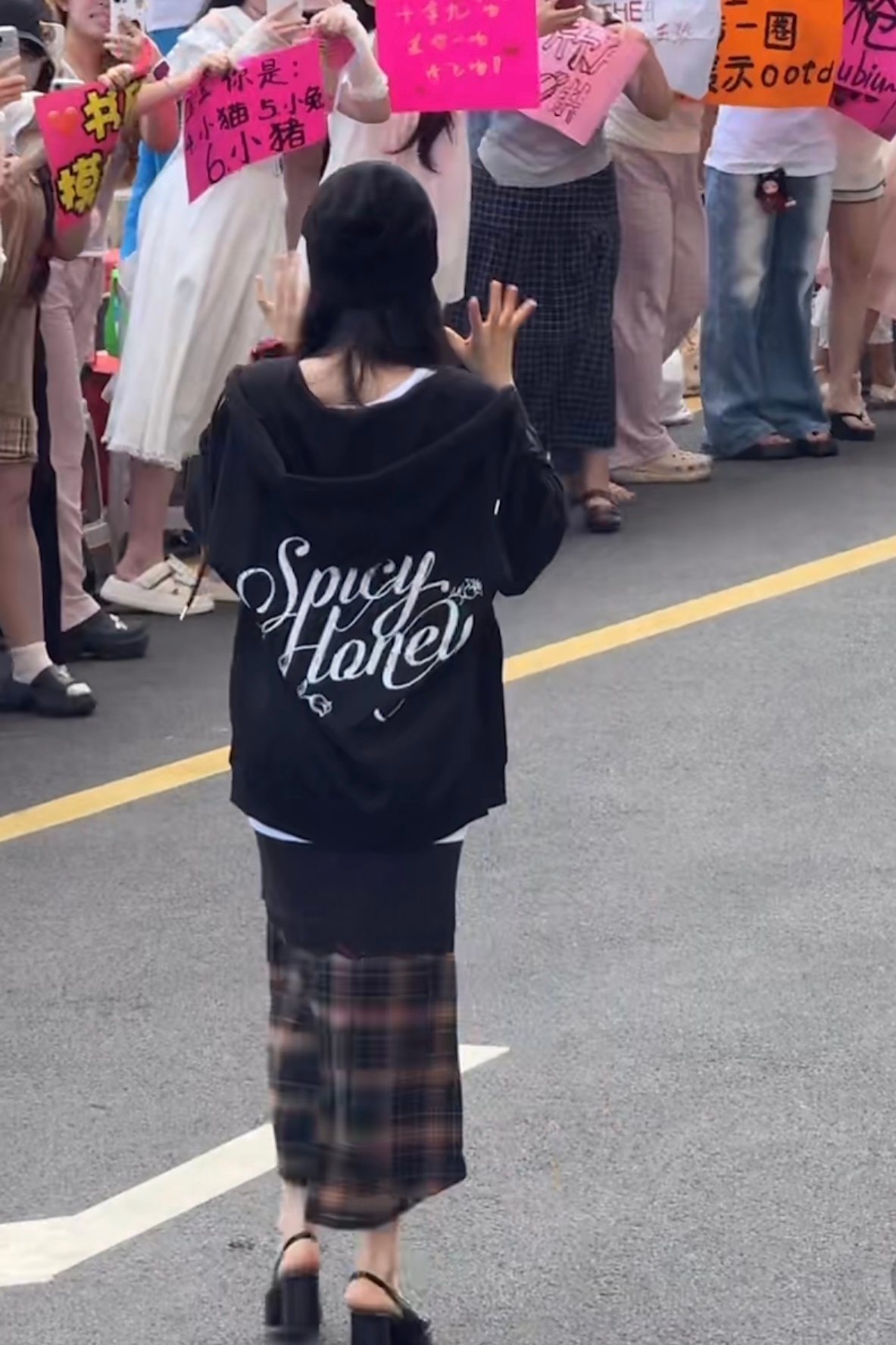 今天是Spicy Honey穿搭  身上穿着外套 手上戴着发圈 口袋上别着发夹 