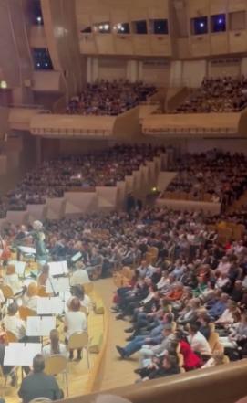 【战斗民族：“打仗”就是生活，生活就是“打仗”。】莫斯科的一场交响乐音乐会以一场