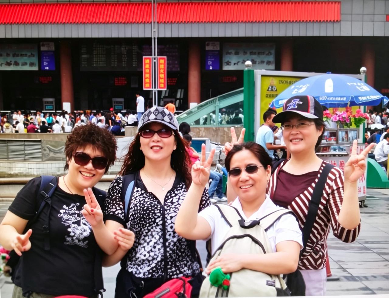 回忆篇--
前几天看到头条好友去河南旅游，在郑州二七广场的照片。我在好友文章下留