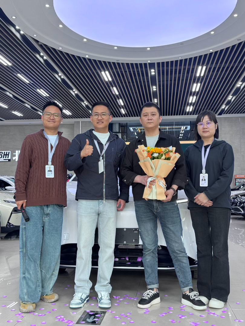 你们知道我身后是什么车吗？以后谁都不可能嘲笑我。此时此刻，我站起来了。 