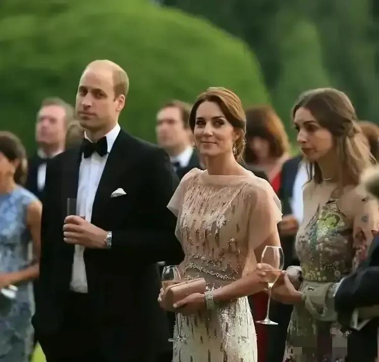 据说威廉王子走了他爹的老路，在凯特王妃之外，有了他的“卡米拉”[黑线]，威廉的青