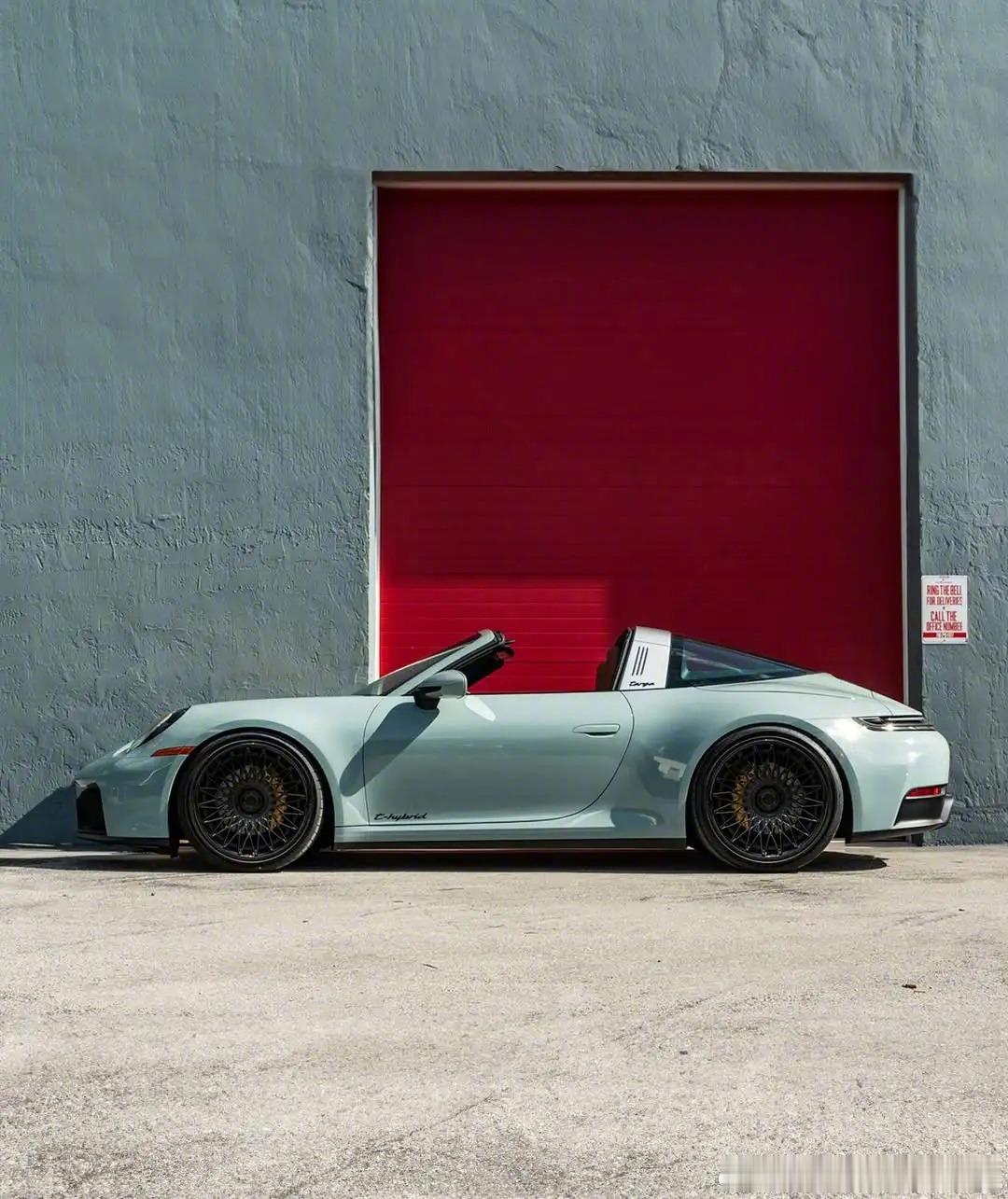 保时捷992.2 T-Hybrid Targa，只要往那一停，就很文明了 ​​​