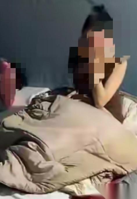 睡得迷迷糊糊时，突然拉链被陌生男子拉开！房费上千元，帐篷竟然连扇像样的门都没有。