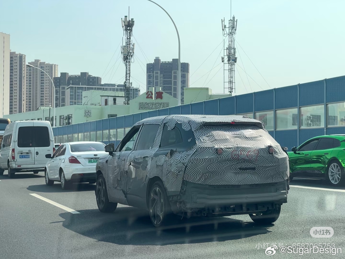 网友来稿，小鹏G02新的谍照这尾门第一眼以为是宝马iXD柱很不小鹏啊