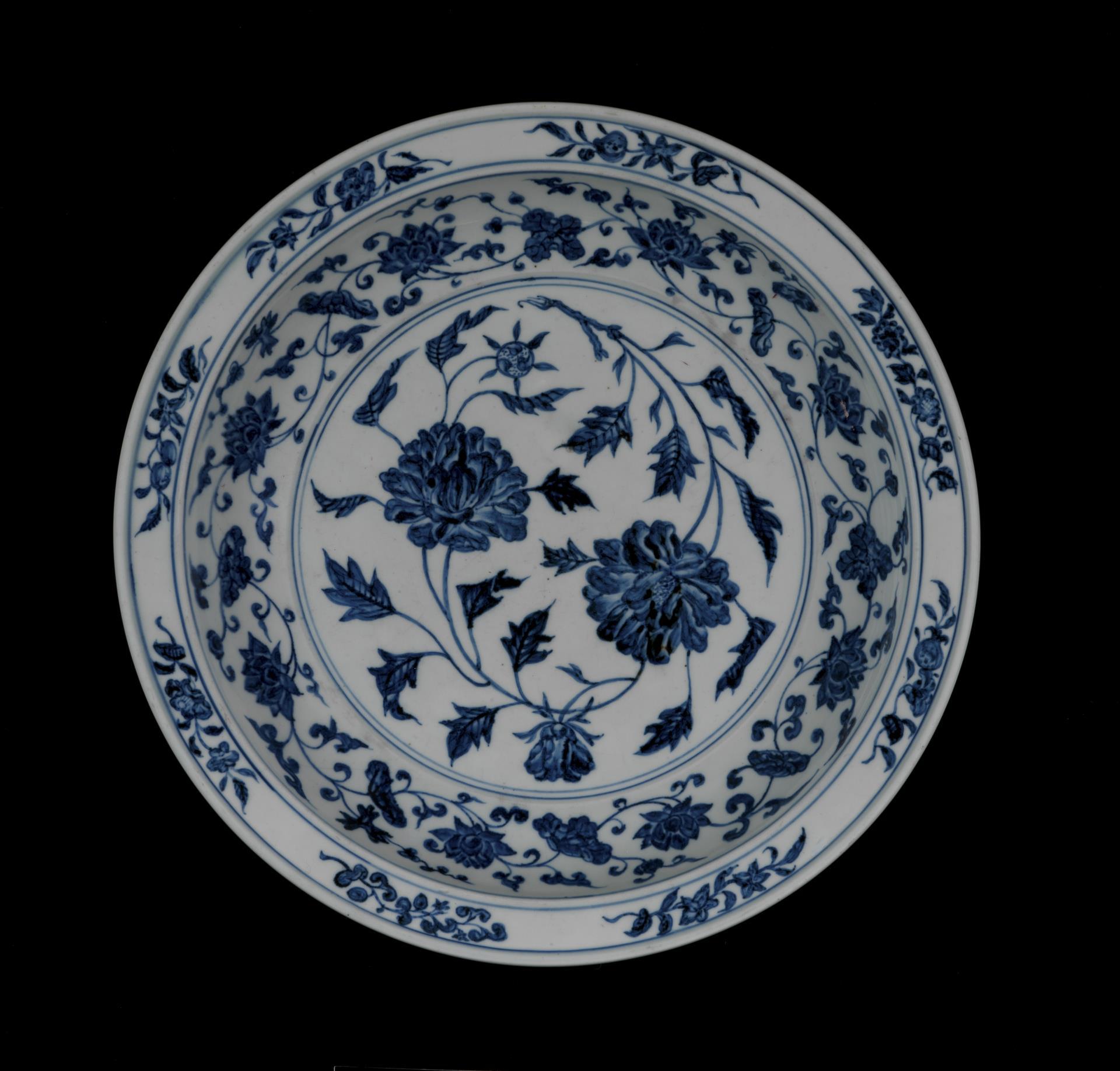 葡萄牙里斯本Calouste Gulbenkian美术馆藏明代青花缠枝花草纹大盘