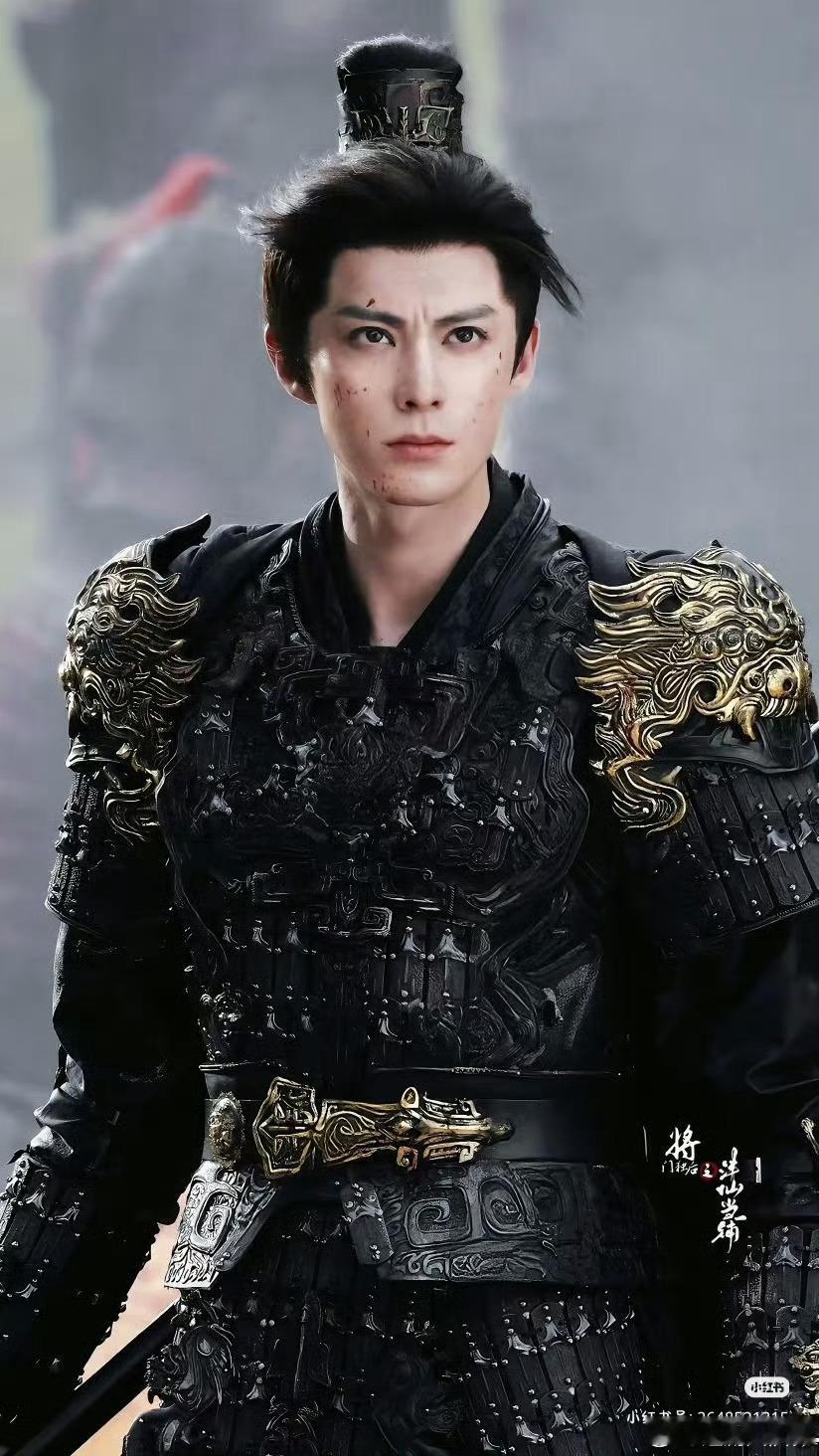 王鹤棣谢景行杀青照一身红袍，桀骜眉眼，完美复刻书里谢景行的模样。《将门独后》改编