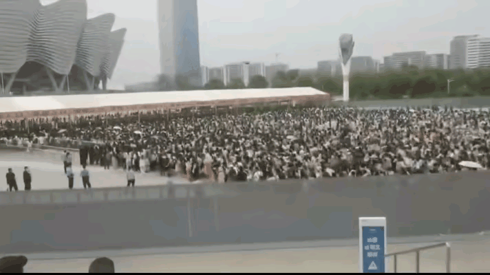 疯狂追星的女子们，男子好像很少这么疯狂追星。



因为现在有很多的父母以错误的