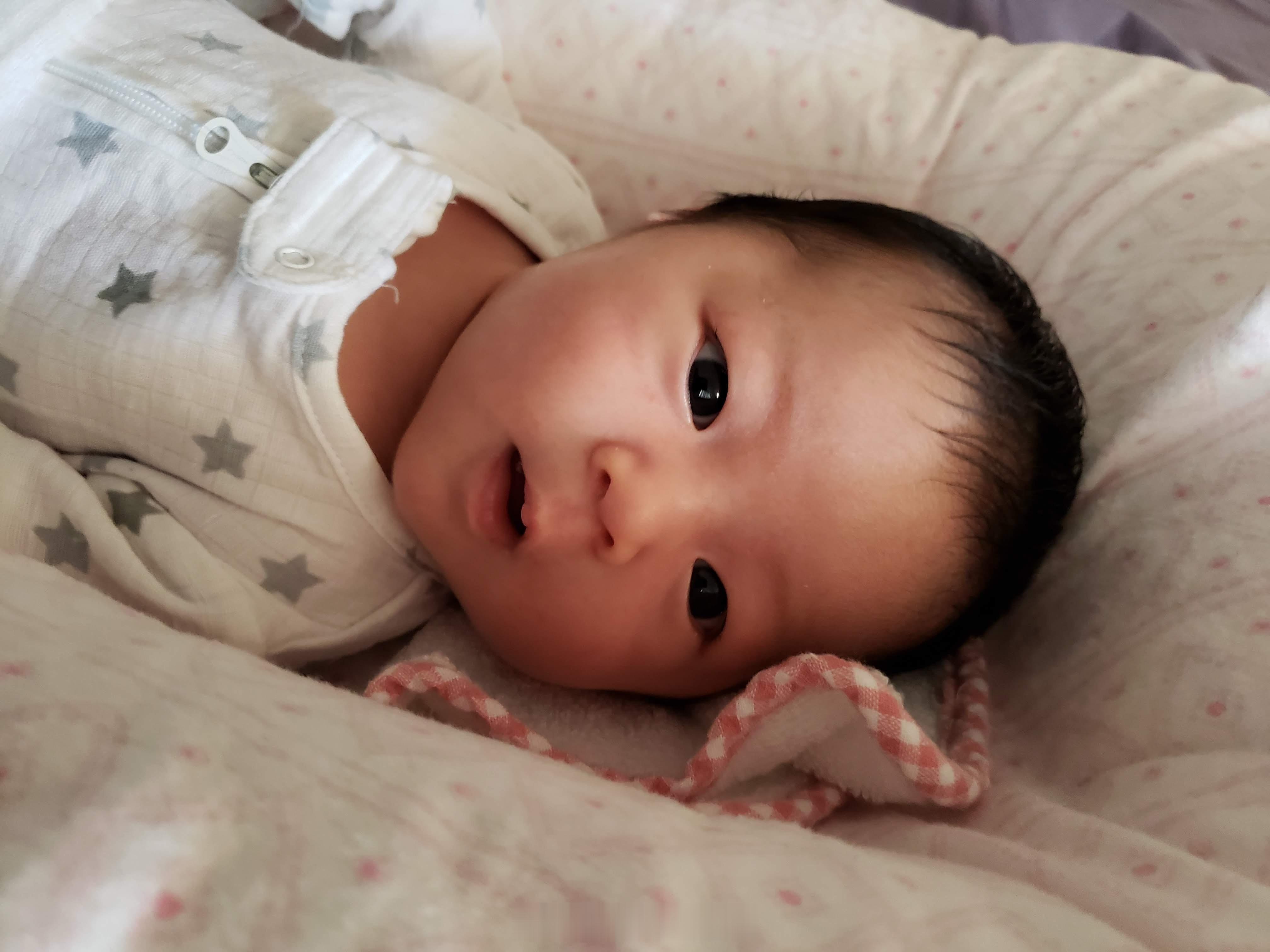 这已经是女儿陪我一起看的第三届世界杯了。2018年抱着刚满月的她，一边拍嗝一边看