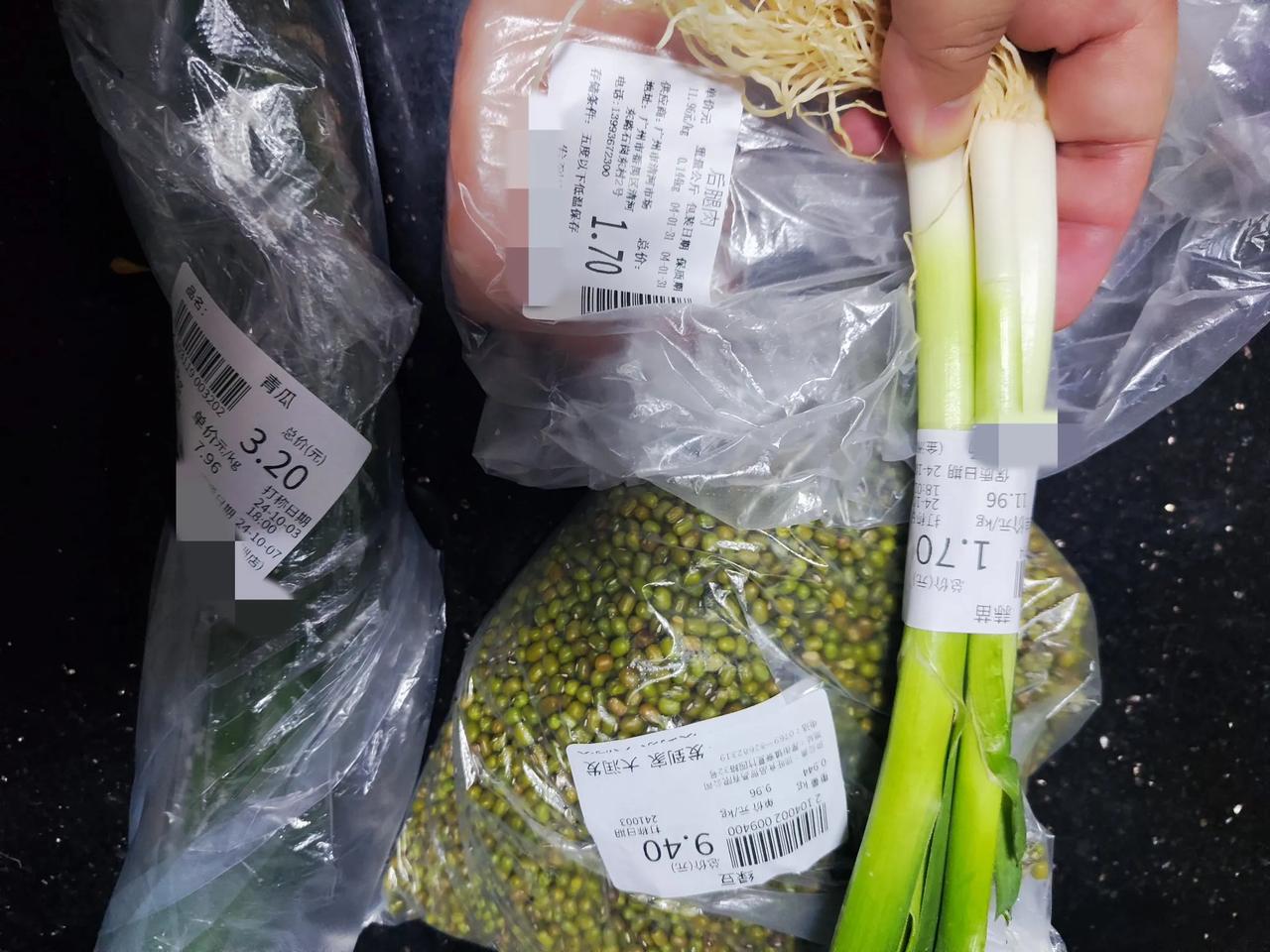 广州这样的一顿饭的买菜价格，算是低产阶级的消费吧？[捂脸]
超市里买的一元的猪肉