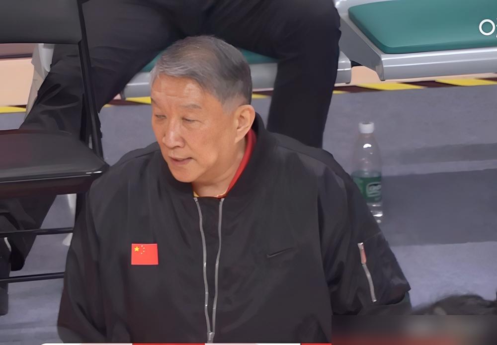 宫鲁鸣刚说完外线不行，李月汝就公开喊话“我们不差”，扭头抱着杨力维就哭了。
赢