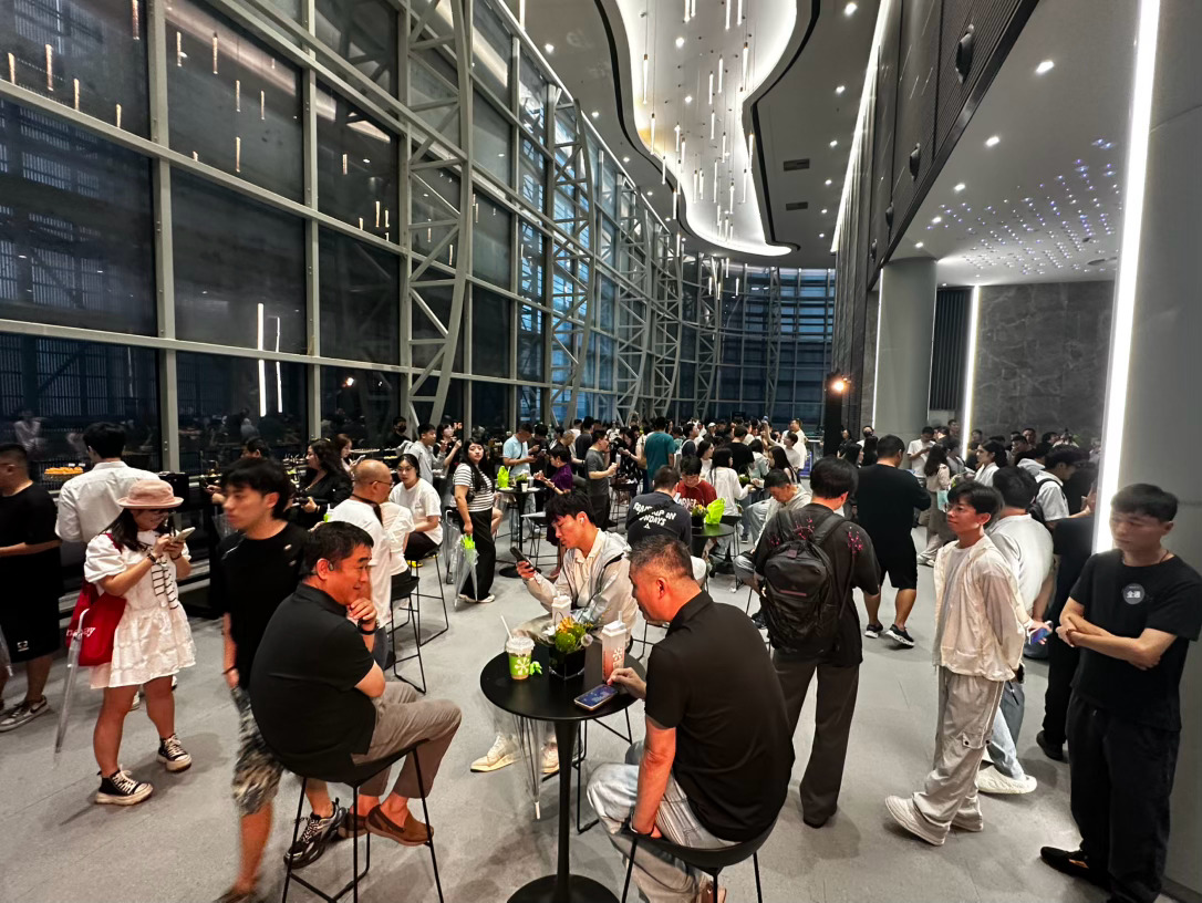 能想得到，这是比亚迪的发布会吗？对，就是这么高大上了。十年前这种规格，通常都是二