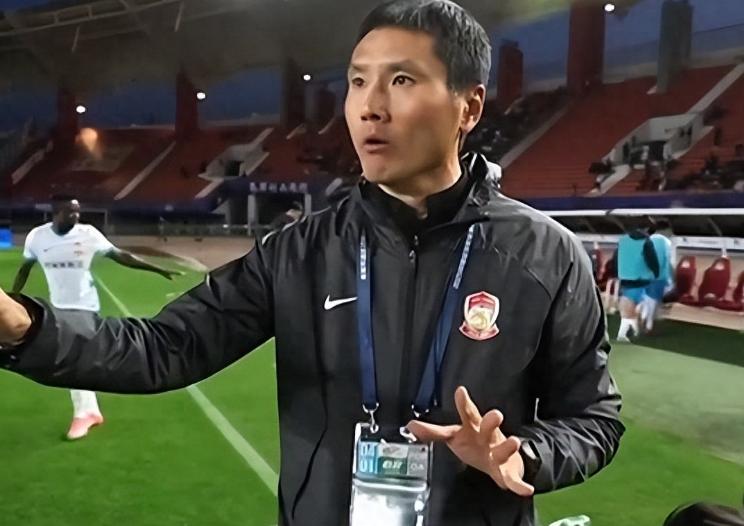 男足真变天了。邵佳一定下了铁规矩，谁状态差就得走人，结果一个差点被遗忘的球员，在