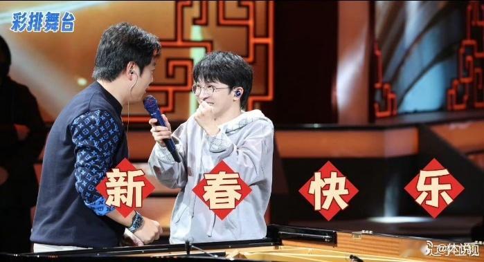 周深给宋小宝唱出鸡皮疙瘩了被周深歌声戳中起鸡皮疙瘩，宋小宝这段反应太真实，笑不活