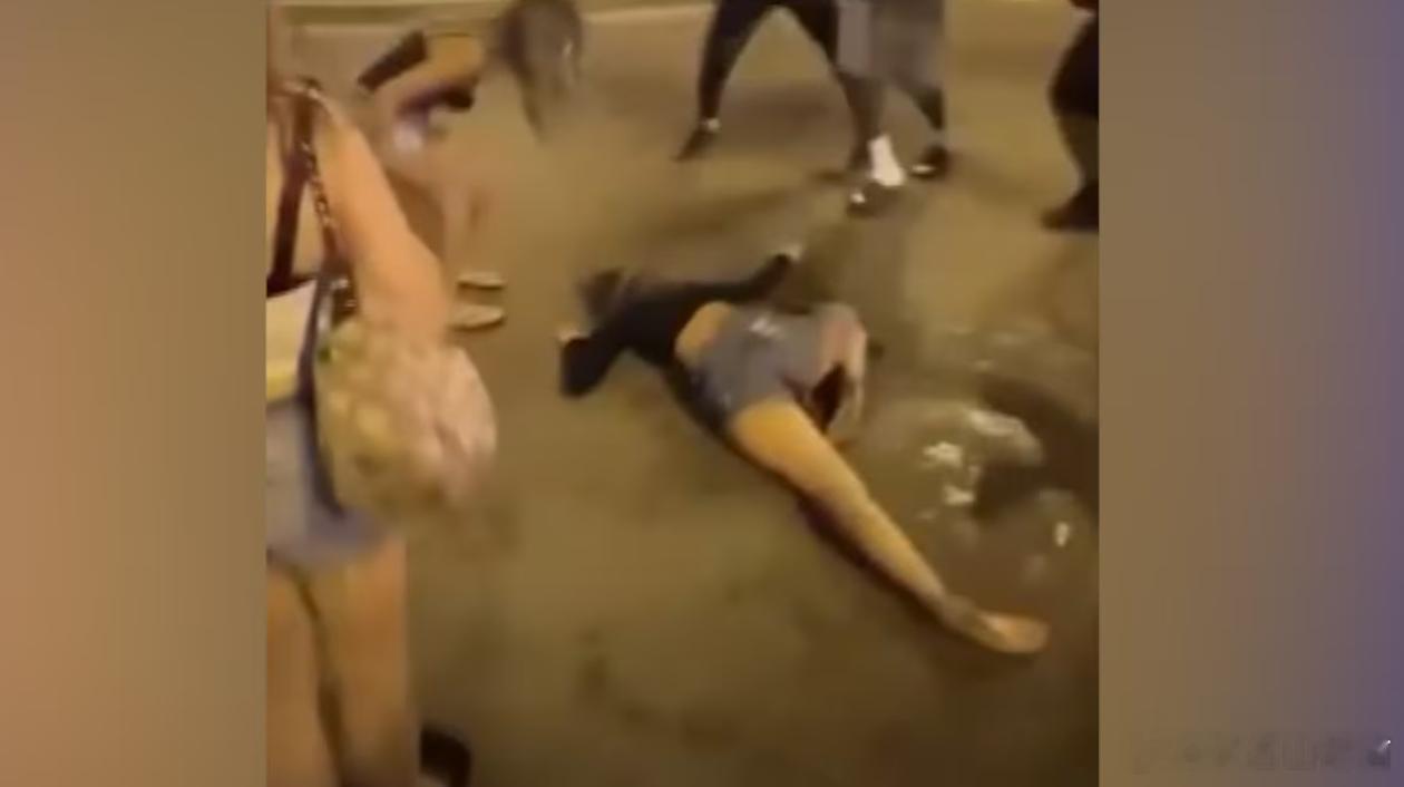 一群人围观欢呼！16岁少女当街遭狂殴16拳倒地 母亲痛问：这个世界怎么了海外新鲜