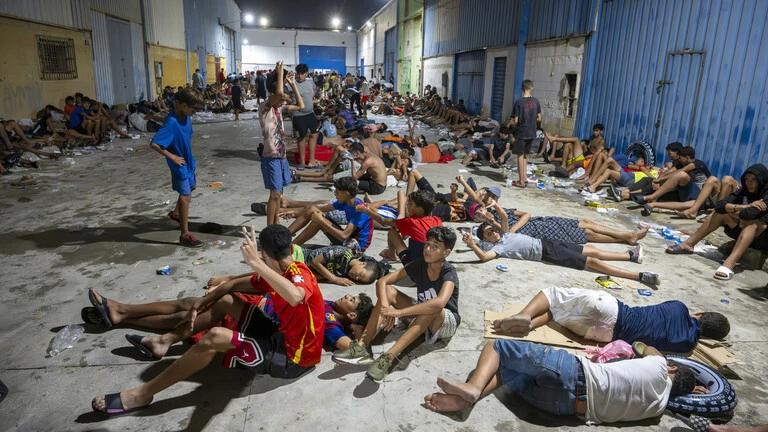 七万移民涌入西班牙飞地，孩童沦为“牺牲品”，欧洲的“人道主义”怎么就变了味？

