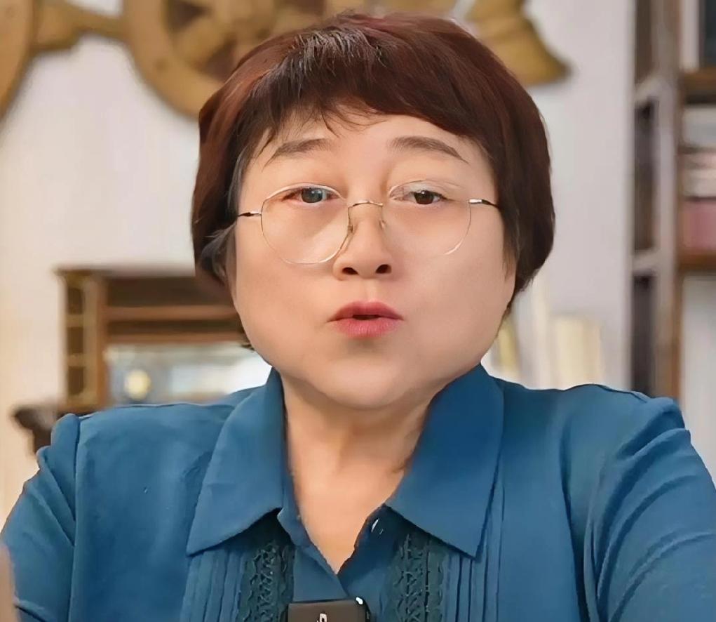 性学专家李银河给所有男人一句忠告：不管身边的女人多优秀多亲密，心里都要留份清醒。