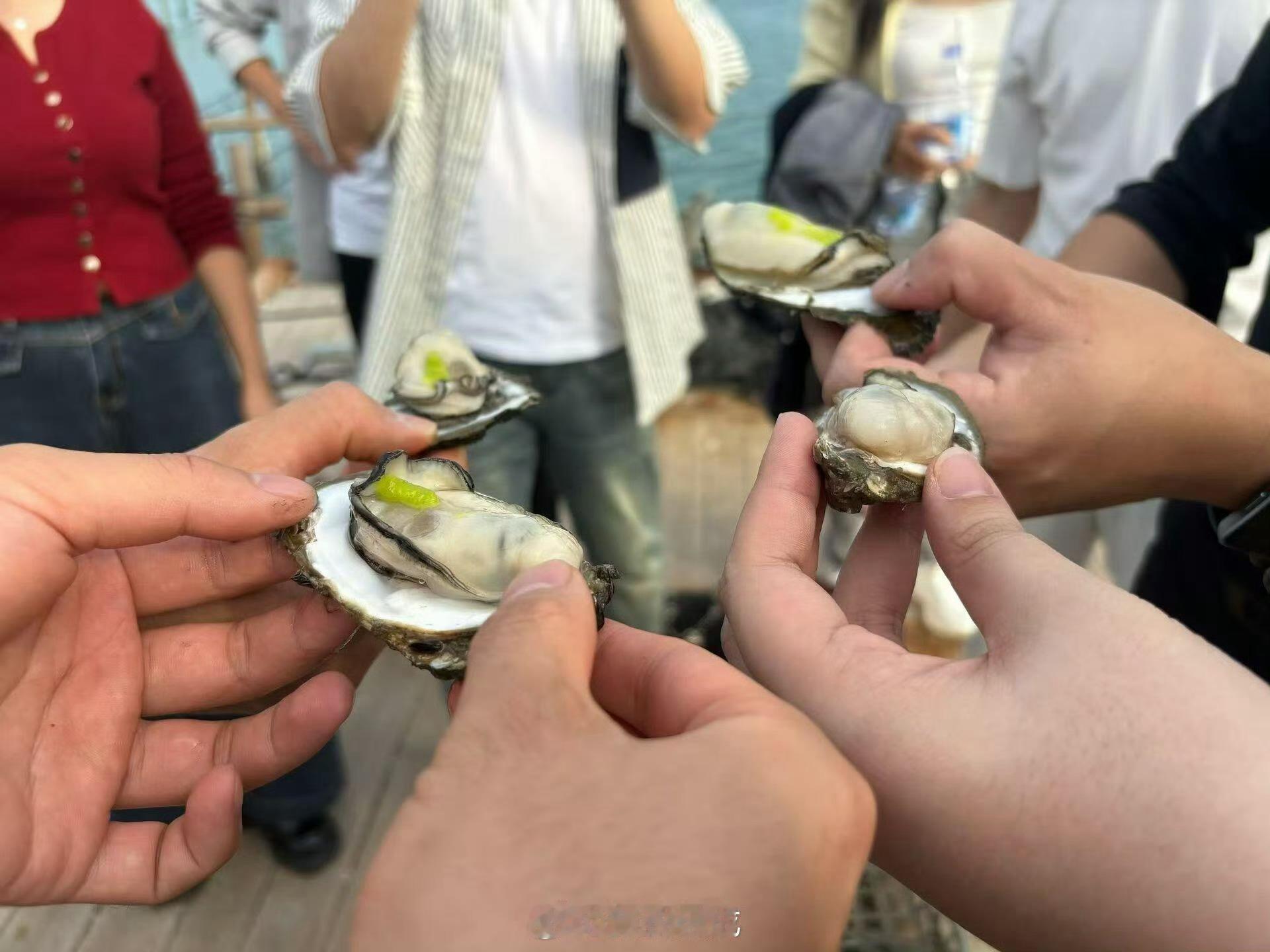深圳05后财务买月饼配生蚝咖啡深圳05后也太会玩了 月饼碰撞生蚝咖啡，新奇又脑洞