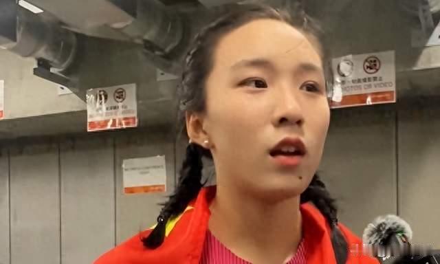17岁陈妤颉200米摘银，弯腰冲线时心里那句没说出口的话