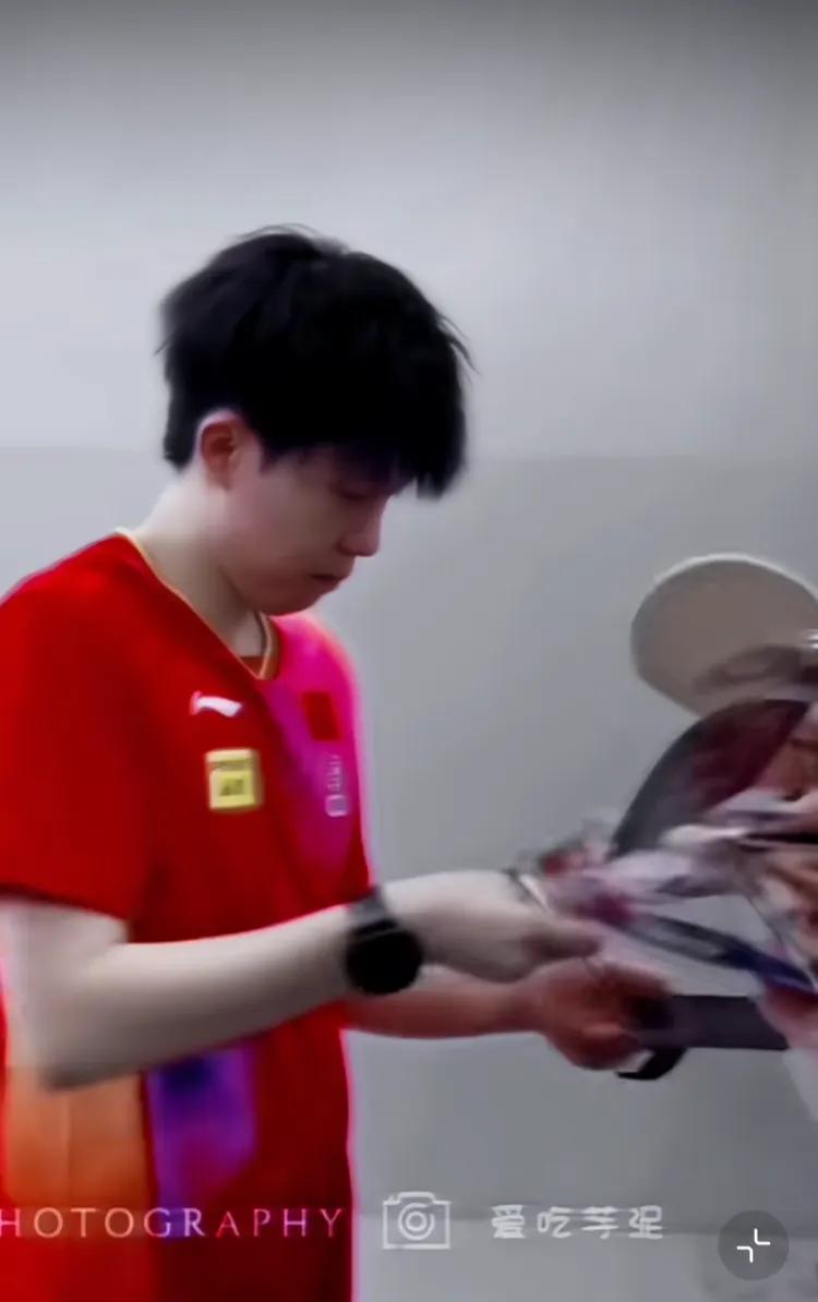 这么多张
他选了一张布宜诺斯捏脸照
哥签的是名字吗？
不，哥签的是名份
出勤老师