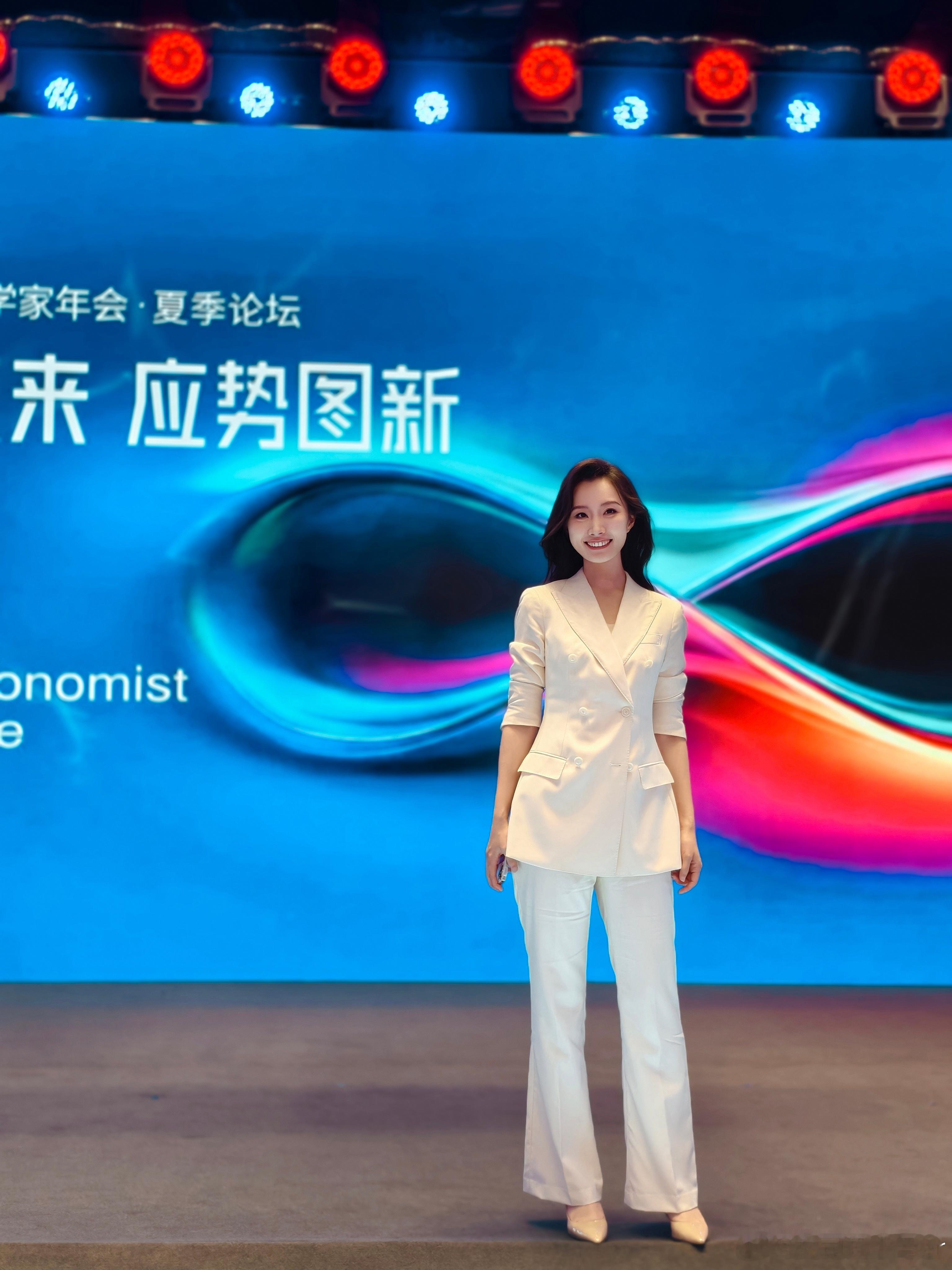 每次主持网易经济学家年会 都觉得不只是工作​倾耳以闻 融入其中～  ​​​