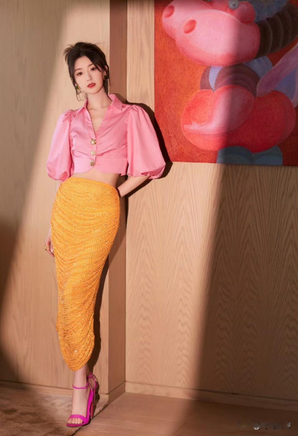 毛晓彤写真，温暖和煦的阳光洒在她的身上。温婉柔美的气质比阳光更暖！毛晓彤